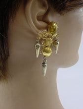 Charger l'image dans la galerie, Exquisite Antique Equestrian Horse Etruscan Revival Gold Drop Earrings