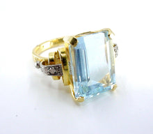 Load image into Gallery viewer, Stunning Retro 1940s Aquamarine 18k Yellow Gold Cocktail Ring
