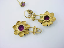 Charger l&#39;image dans la galerie, Lovely Victorian Day to Night Rhodolite Garnet Pearl Flower Drop Earrings
