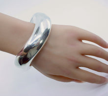 Charger l&#39;image dans la galerie, Tiffany &amp; Co. Angela Cummings Silver Modernist Twisted Large Bangle—Signed 1984

