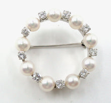 Charger l&#39;image dans la galerie, Vintage 1.00 Ct Natural Mined Diamond Pearl Circle Wreath 14k Gold Brooch

