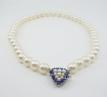 Carica l&#39;immagine nel visualizzatore di Gallery, Classic Cultured Pearl Sapphire Heart Clasp 14k White Gold Necklace
