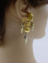 Charger l&#39;image dans la galerie, Exquisite Antique Equestrian Horse Etruscan Revival Gold Drop Earrings
