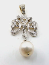Carica l&#39;immagine nel visualizzatore di Gallery, Edwardian Platinum Diamond Drop Pearl 18k Gold Pendant
