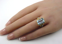Load image into Gallery viewer, Stunning Retro 1940s Aquamarine 18k Yellow Gold Cocktail Ring
