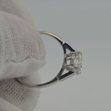 Charger et lire la vidéo dans la visionneuse de la Galerie, Monture Boucheron 1.21 Ct Diamond Platinum Engagement Ring--France

